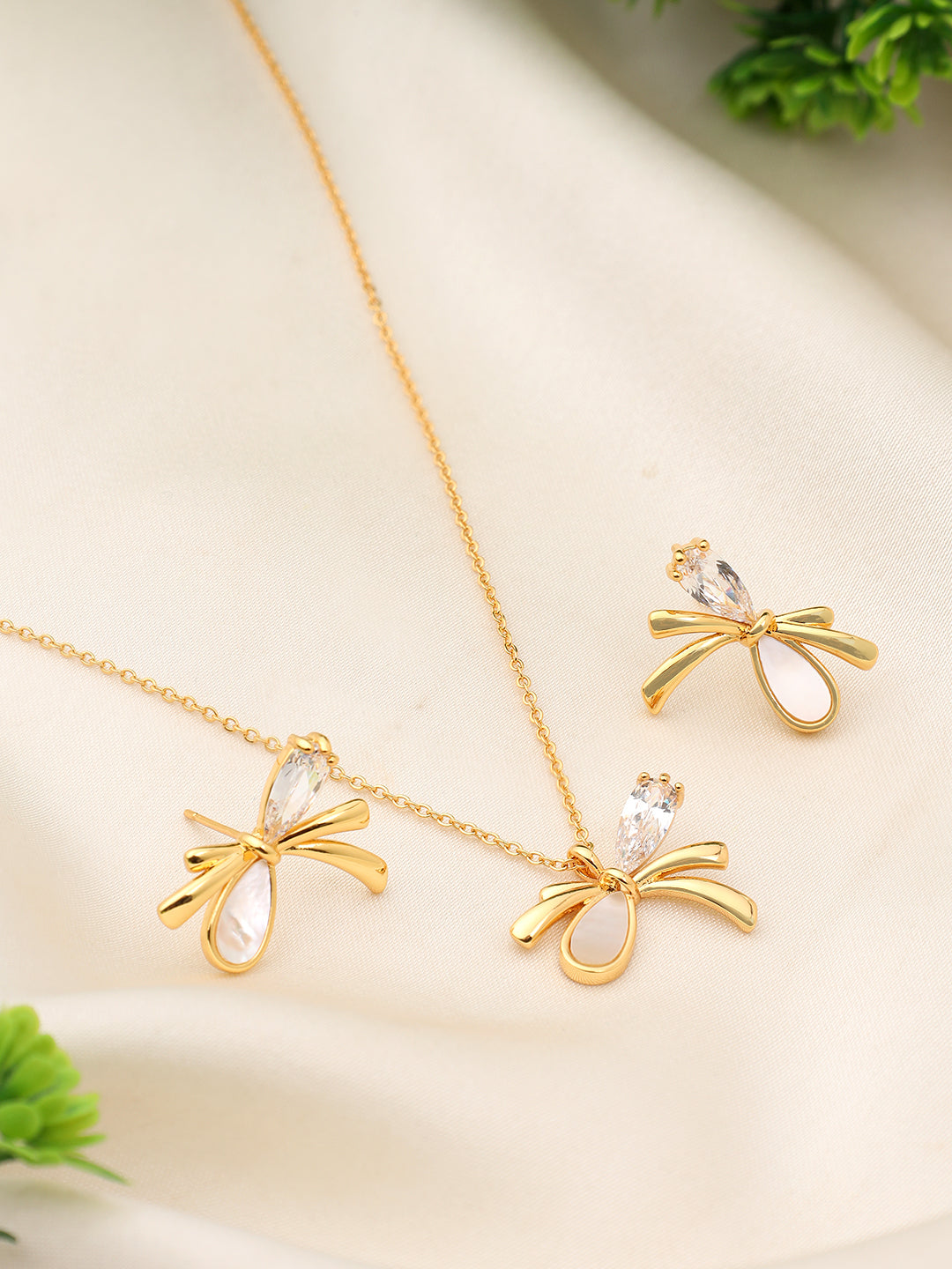 Zirconia Leaf Gold Plated Necklace