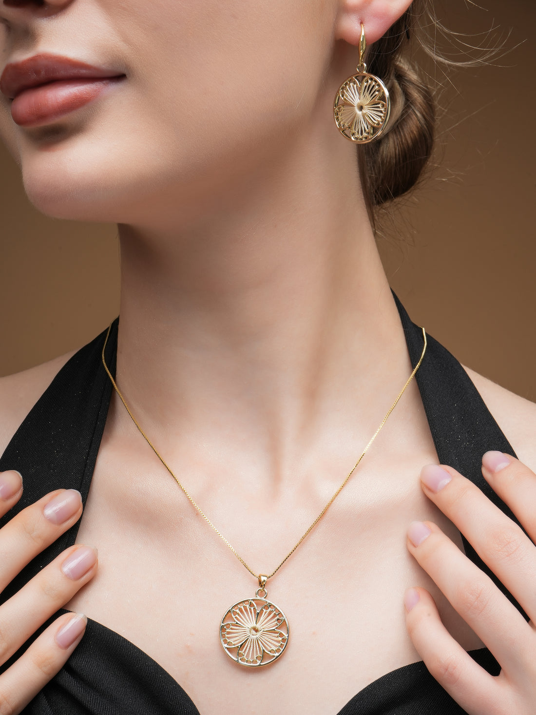 Gold Plated Stainless Steel Anti-Tarnish Floral Roundcut Necklace